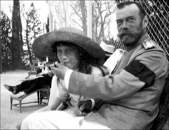 Tsar Nicholas II and Anastasia smoking