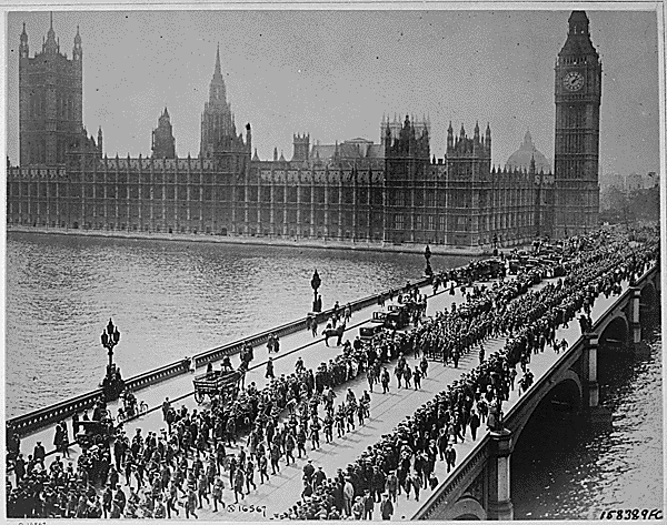 American troops on way to the front march thru London amid the plaudits of the multitudes, crossing Westminster Bridge. Underwood and Underwood., 09/05/1917. Credit: National Archives.