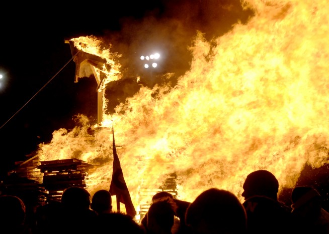 Annapolis, Md. (Nov. 30, 2005) – A simulated West Point Military Academy mule mascot is roasted during the U.S. Naval Academy’s traditional pep rally and bonfire before the Army-Navy football game. This year’s game will be played at Philadelphia’s Lincoln Financial Field on Dec. 3, 2005. U.S. Navy photo by Mr. Ken Mierzejewski. Caption: U.S. Navy.