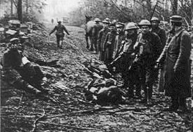 Americans escorting German prisoners to the rear, Meuse-Argonne. Credit: Library of Congress.