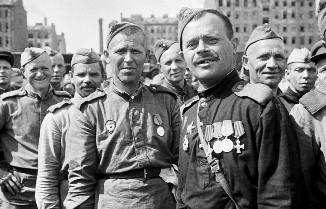 Coming home: demobilised soldiers, July 1945. Credit: Tsentralniy Gosudarstvenniy Arkhiv Kinofotofonodokumentov Sankt-Peterburga.