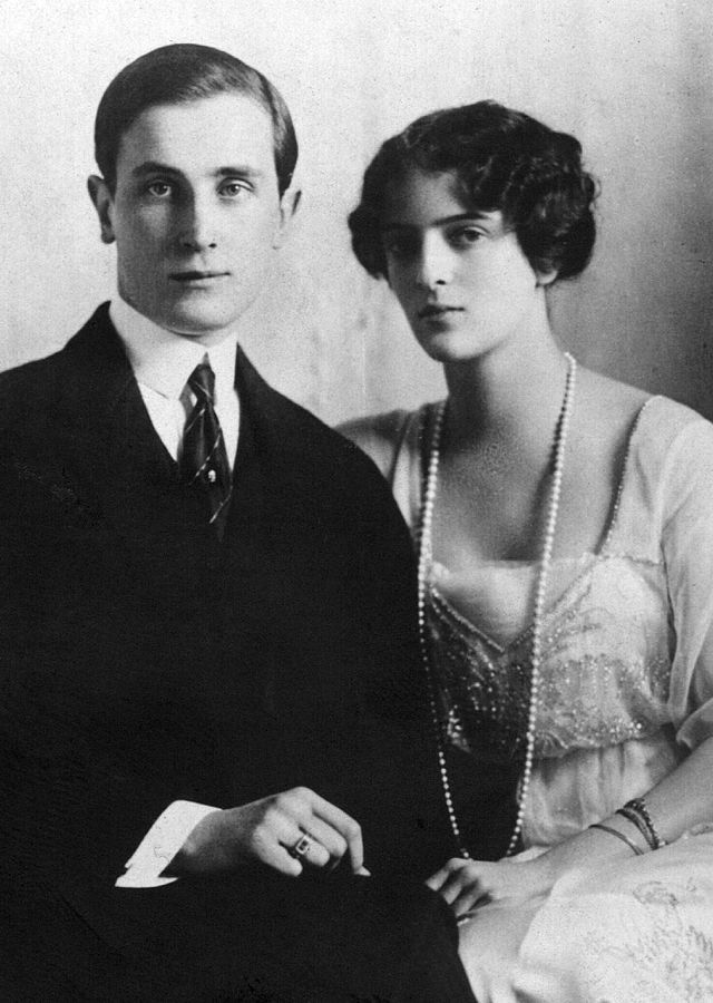 Felix Yusupov and Irina in 1915. By Boissonnas et Eggler. Image is in the public domain via Wikimedia.com</em